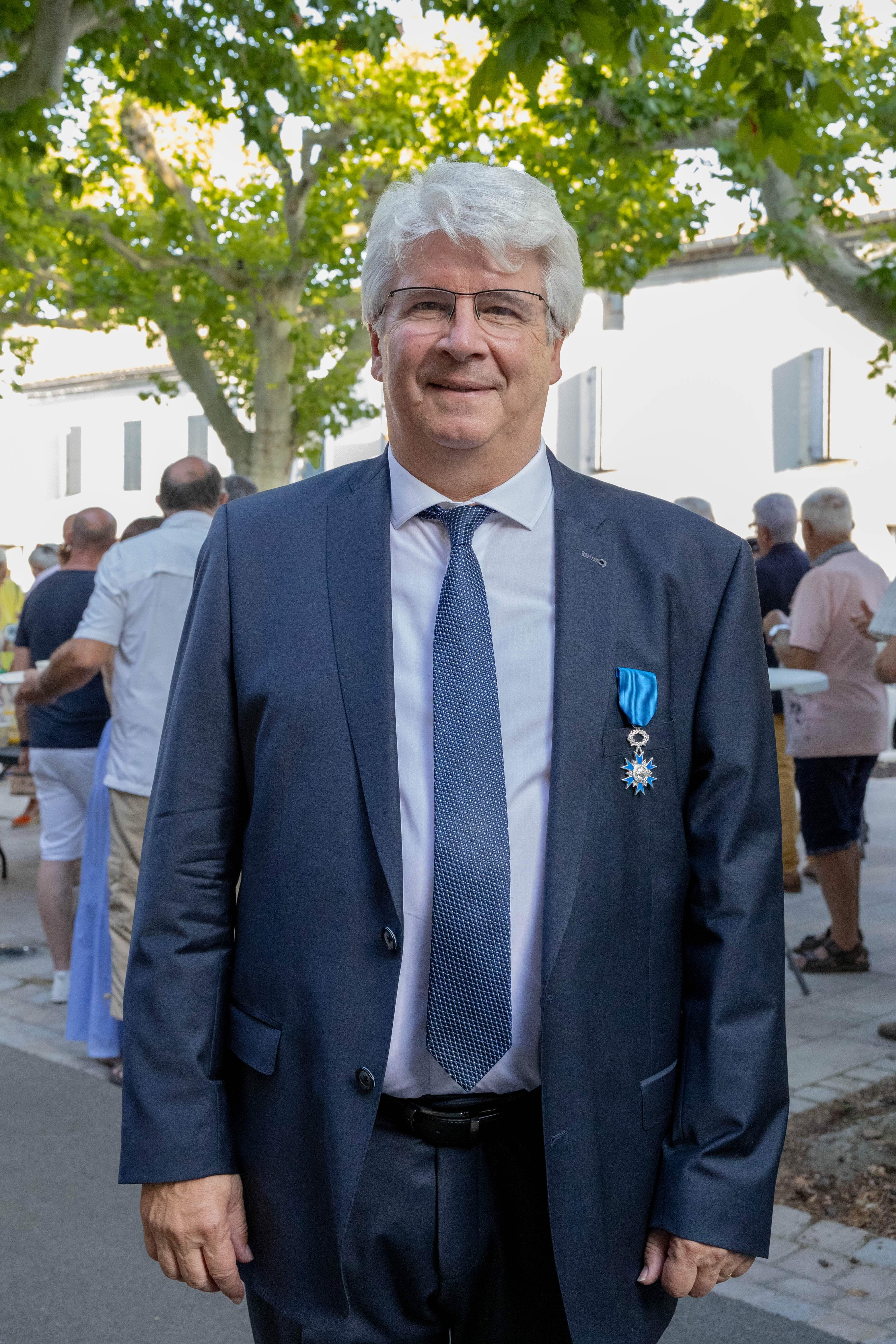 Remise Insignes Chevalier ordre Merite